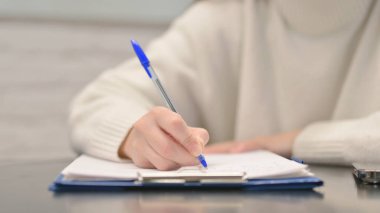 Çalışma Alanında Mektup Yazan Kadın 'ın Kapanışı