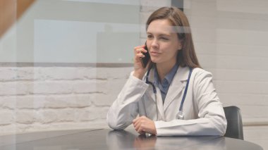 Hastanedeki Genç Kadın Doktor 'dan Telefon Konuşması