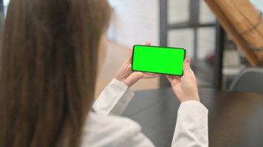 Yeşil Ekranlı Kadın Telefonu Yatay Tutuyor