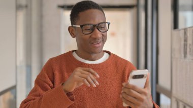 Telefonda Video Sohbeti Yapan Afrikalı Adamın Portresi