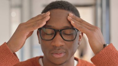 Baş ağrısı ile Afrikalı Adam Yüz Yakın Çekim