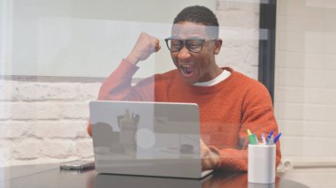 Dizüstü bilgisayarda Afrikalı Adam Başarı Kutlaması