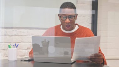 Belgeler ve Laptop 'ta çalışan şok olmuş Afrikalı Adam