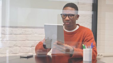 Afrikalı adamın dijital tablet üzerinde çalışan