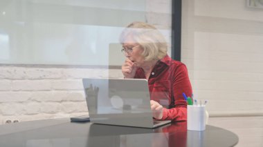 Hasta Yaşlı Kadın Çalışma Alanında Öksürüyor