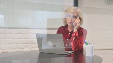 Çalışma Alanında Yaşlı Yaşlı Kadın Telefonda Konuşuyor