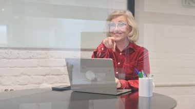 Çalışma Alanındaki Kamerayı Gösteren Yaşlı Yaşlı Yaşlı Kadın