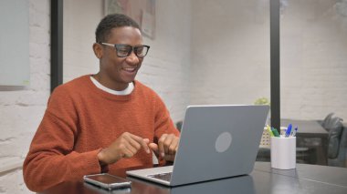 Çevrimiçi Video Sohbeti: Afrikalı Amerikalı Adam İş Başında