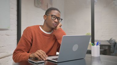 Laptop 'ta çalışırken uyuyan Afrikalı Amerikalı Adam