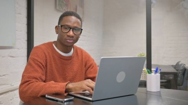 Ofisteki Kameraya Ciddi Bakan Afrikalı Amerikalı Adam