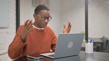 Afrikalı Amerikalı Adam Çalışma Alanında Öfkeli ve Gergin Hissediyor