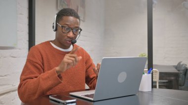 Kulaklıklı Afrikalı Amerikalı Laptop ile Video Sohbeti Yapıyor