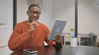 Afrikalı Amerikalı Adam Çalışma Alanında Tablet 'te Video Sohbeti Yapıyor