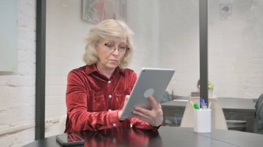 Sayısal Tablet Kullanan Kıdemli Yetişkin Kadın