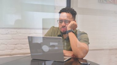 Dizüstü bilgisayar üzerinde çalışırken Uyuyan Çok Irklı Adam