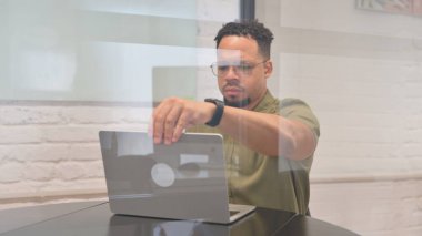 Toplantı için Çalışma Alanına Çok Irklı Adam Geliyor