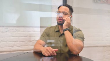 Çalışma Alanında Çok Irklı Adam Telefonda Konuşuyor