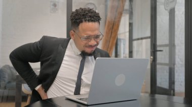 Sırt Yorgunluğu ve Ağrısı Olan Çok Irklı İş Adamı