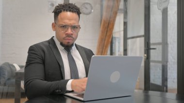 Ofisteki Kameraya Bakan Çok Irklı İşadamı