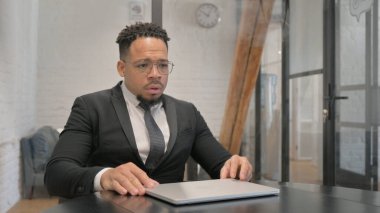 Yorgun Çok Irklı İşadamı Çalışma Alanını Terk Ediyor, Bilgisayarı Kapatıyor