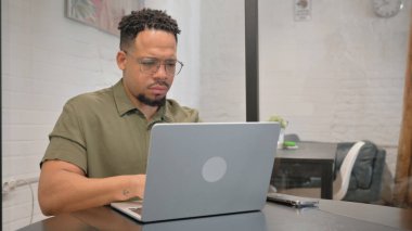 Laptopta Yazan Olgun Yetişkin İspanyol Adam