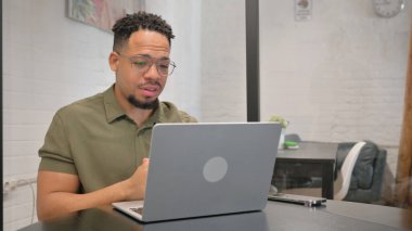 Yetişkin İspanyol Adam Laptop ile Video Sohbeti Yapıyor