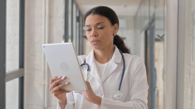Afrikalı Kadın Doktor Tablet üzerinde çalışıyor