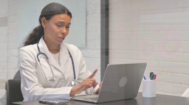 Afrikalı Genç Doktor Video Sohbetinde Hastayla Konuşuyor
