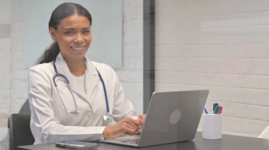 Afrikalı Genç Doktor Klinikteki Kamerada Gülümsüyor