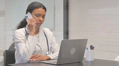 Klinikte Konuşan Afrikalı Genç Doktor