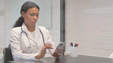 Klinikte Genç Afrikalı Doktor Mesaj Yazıyor