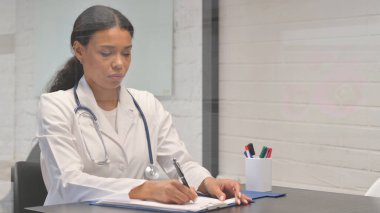 Afrikalı Genç Doktor Klinikte Tıbbi Rapor Üzerinde Çalışıyor