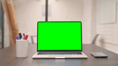 Ofiste Krom Anahtar Ekranlı Dizüstü bilgisayar