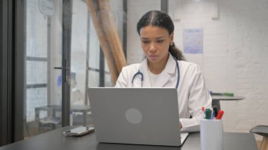 Dişi Afrikalı Doktor Laptop 'ta Yazıyor