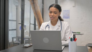 Kadın Afrikalı Doktor Hastayla Video Sohbetinde Konuşuyor