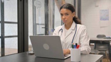 Dişi Afrikalı Doktor Laptop Kullanırken Kameraya Bakıyor