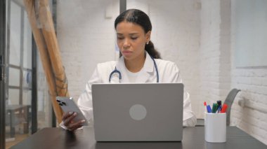 Klinikte Çoklu Aygıt Kullanan Afrikalı Kadın Doktor