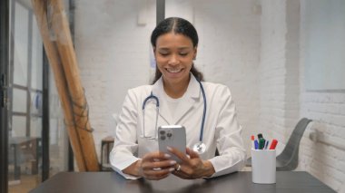 Klinikteki Kadın Afrikalı Doktor 'dan Online Video Sohbeti