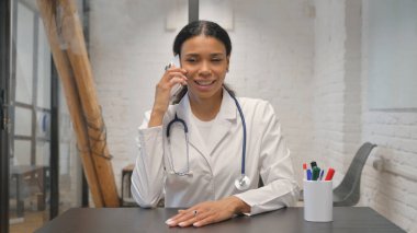 Klinikte Konuşan Afrikalı Kadın Doktor