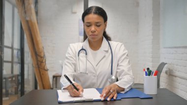 Klinikte Tıbbi Rapor Üzerinde Çalışan Afrikalı Kadın Doktor