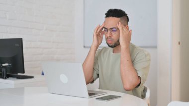 Başı ağrıyan İspanyol Adam