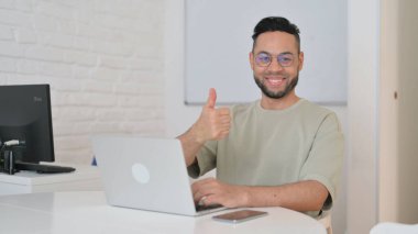 Ofiste Çalışan İspanyol Adam 'dan Baş Parmakla