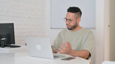 Hüsrana uğramış İspanyol Adam Çalışma Alanında Gerginlik Duyuyor