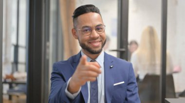 Fotoğraf makinesini işaret eden İspanyol İşadamı 'nın Portresi