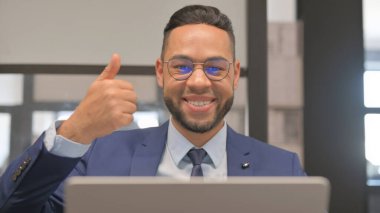 Laptop kullanırken İspanyol İşadamının Parmak İşareti Yaparken Kapanışı