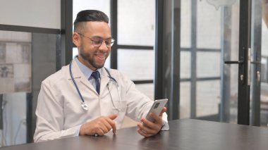 İspanyol Doktorun Klinikte Online Video Sohbeti