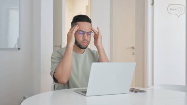 İşte Baş Ağrısı Olan Orta Yaşlı Adam