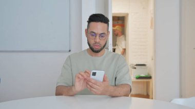 Çalışma Alanında Orta Yaşlı Adam Telefonda Mesaj Yazıyor