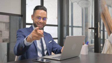 İspanyol İş Adamı Seçimi Kamerayı Gösteriyor