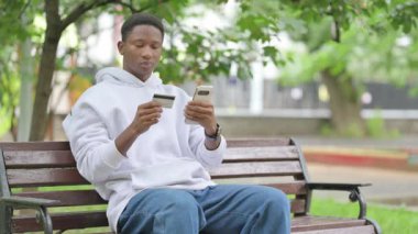 İnternetten kredi kartıyla online alışveriş yapan sıradan bir Afrikalı Amerikalı.